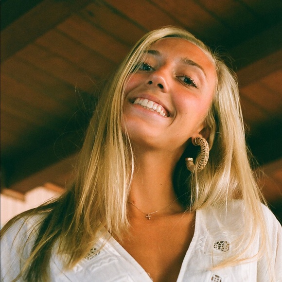 Meet your Posher, Kendall - Picture 2 of 3